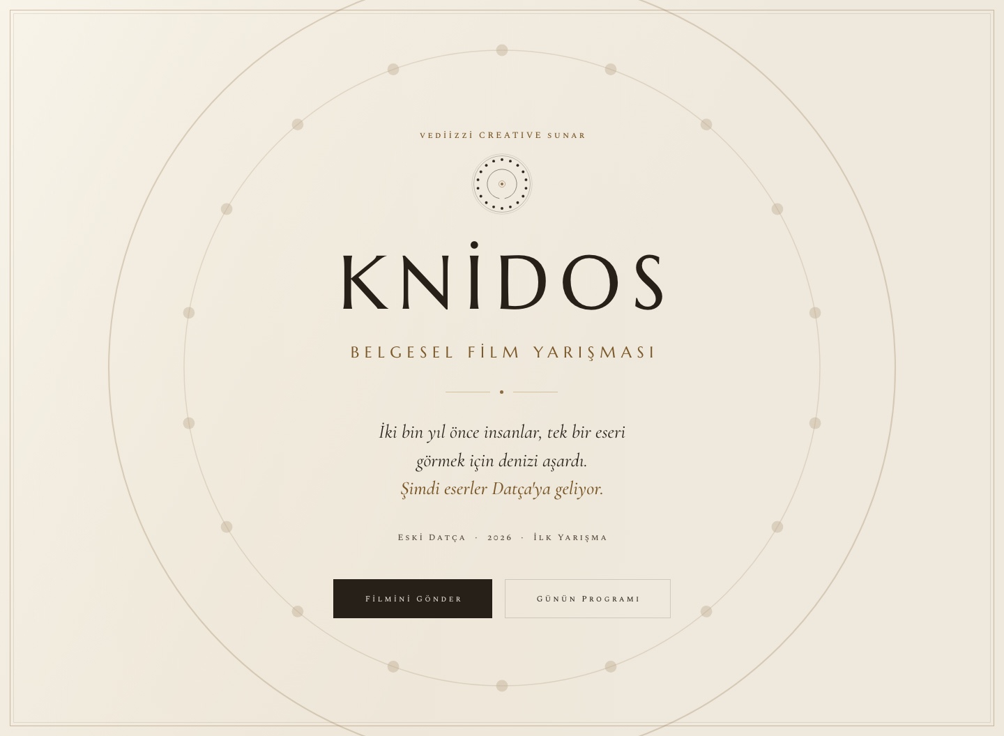 Prix du Film Documentaire Knidos — emblème tholos en marbre et bronze avec une typographie inspirée de Knidos